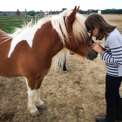 adolescente câlinant un poney