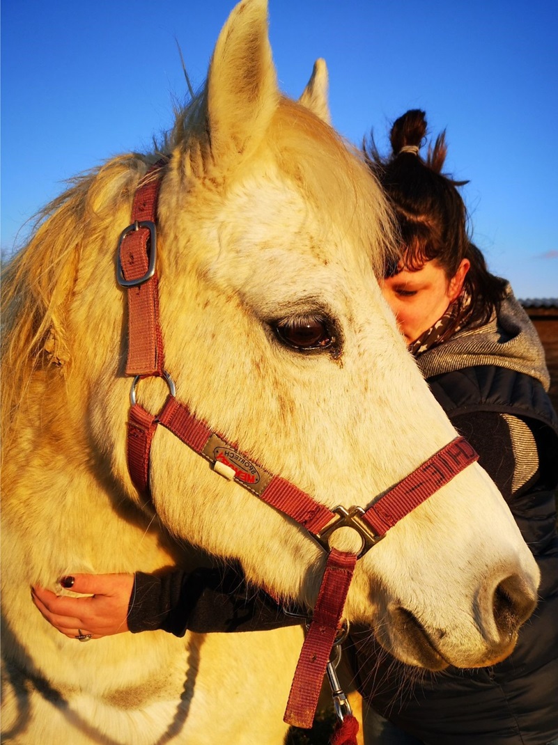 Femme embrassant un Poney