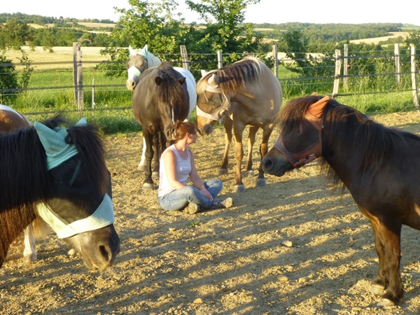 Virginie au milieu du troupeau de poneys