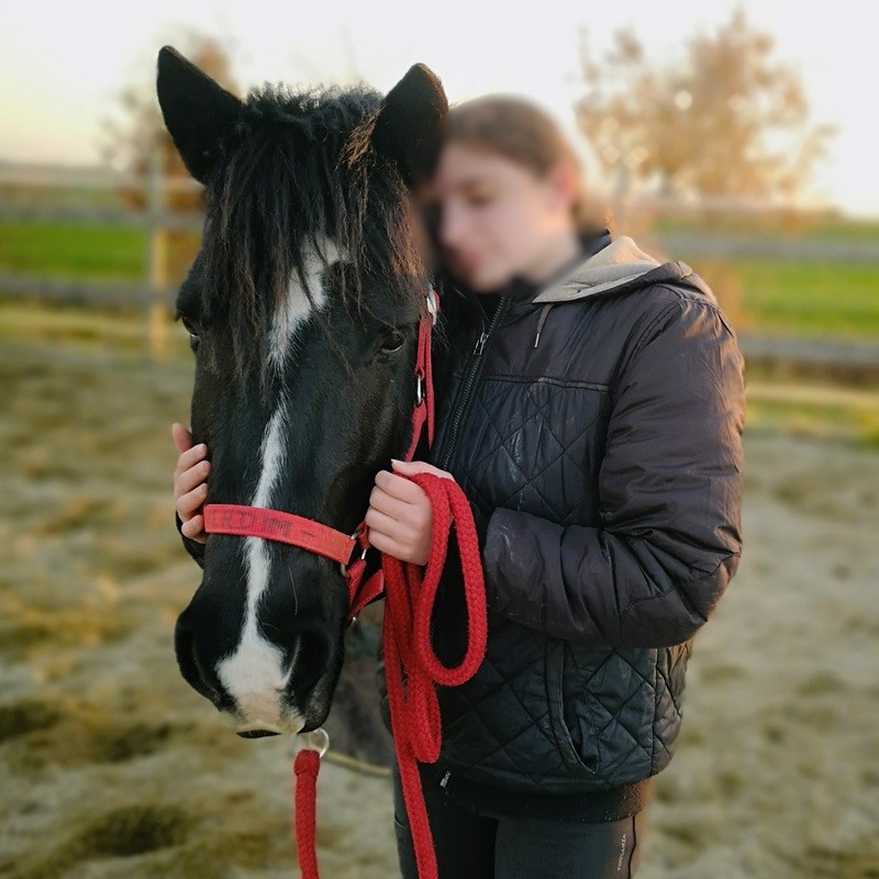 adolescente avec son poney de coeur Verdim